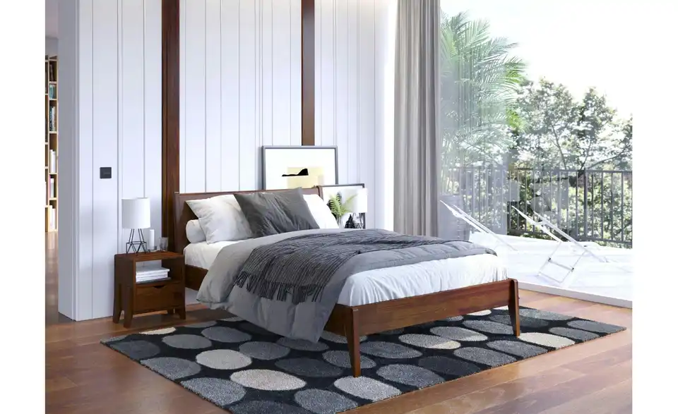 Massivholzbett Radom nussbaumfarben, in Wohnsituation