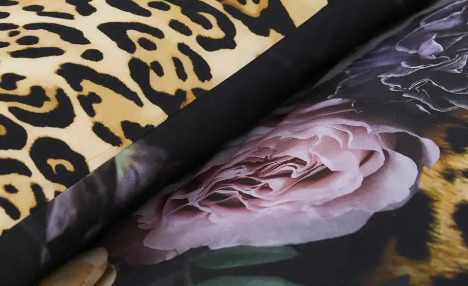 indigo Mako-Satin Wende-Bettwäsche Leo Love, Detailansicht