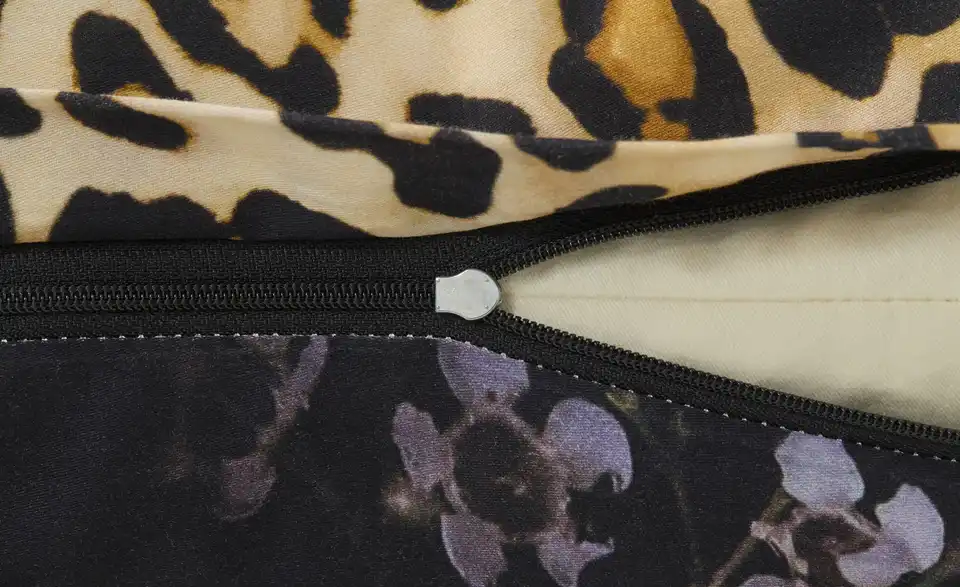 indigo Mako-Satin Wende-Bettwäsche Leo Love, Detailansicht