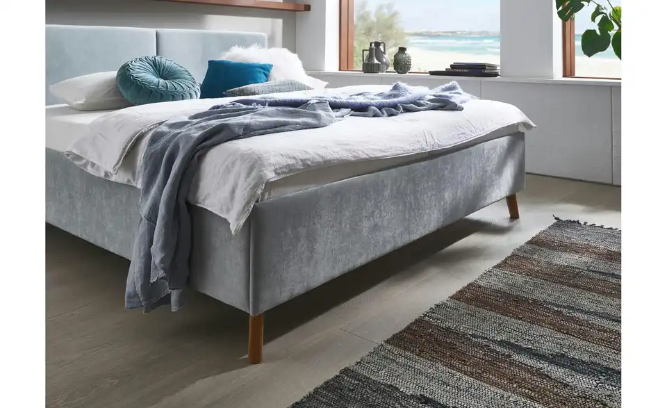 Polsterbett Piano in hellblau, in Wohnsituation