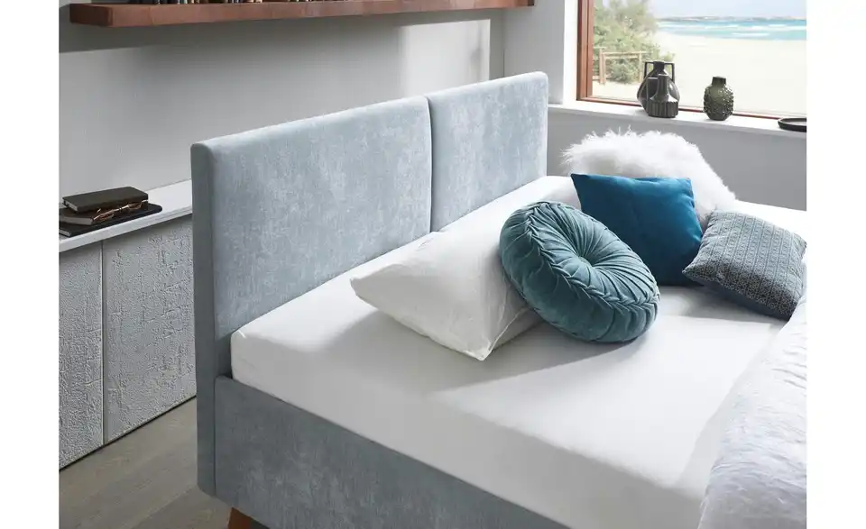 Polsterbett Piano in hellblau, in Wohnsituation