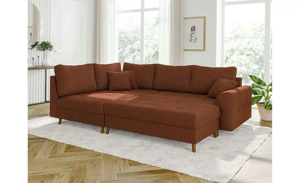 Ecksofa mit Hocker, in Wohnsituation